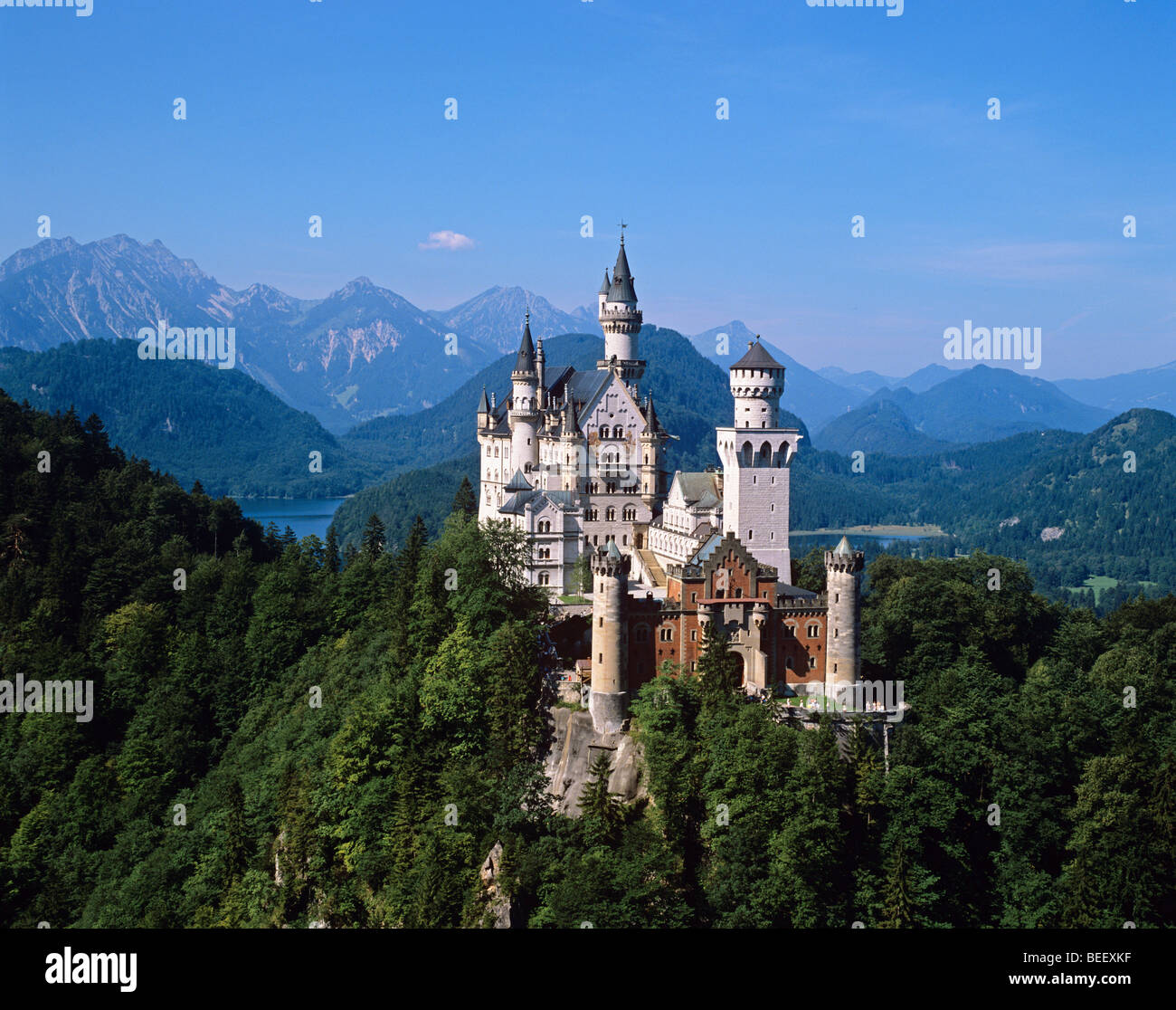 Vista spettacolare del castello delle favole di Neuschwanstein, costruito da re Ludwig II vicino alla città di Hohenschwangau Foto Stock