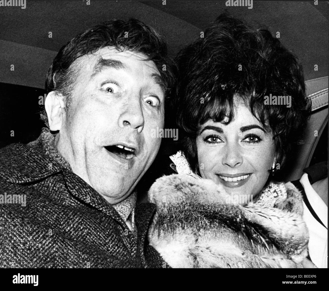 Elizabeth Taylor e Frankie Howerd sul loro modo al teatro Foto Stock