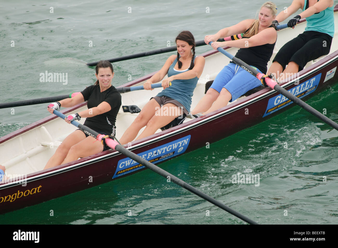Quattro donne di canottaggio longboat celtica in una gara competitiva a Aberystwyth Wales UK Foto Stock Quattro donne di canottaggio longboat celtica in una gara competitiva a Aberystwyth Wales UK Foto Stock