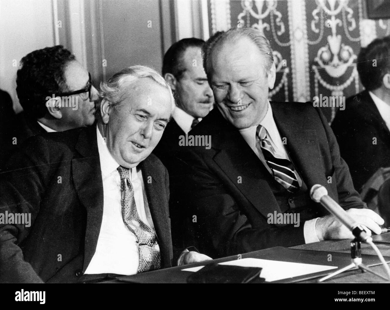 Il Presidente Ford a parlare con il Primo Ministro Harold Wilson Foto Stock