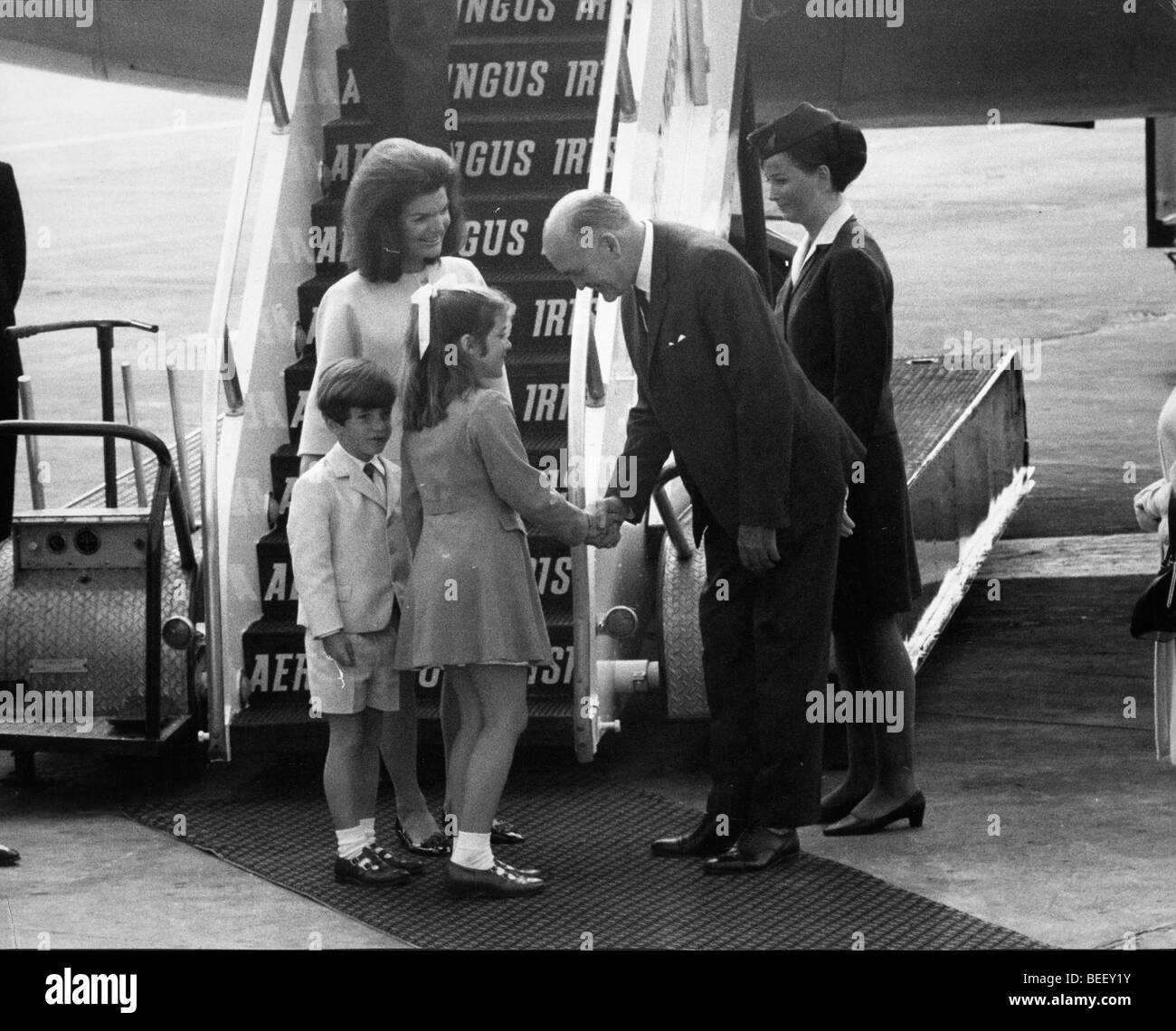La First Lady Jackie Kennedy arriva in aeroporto con i bambini Foto Stock