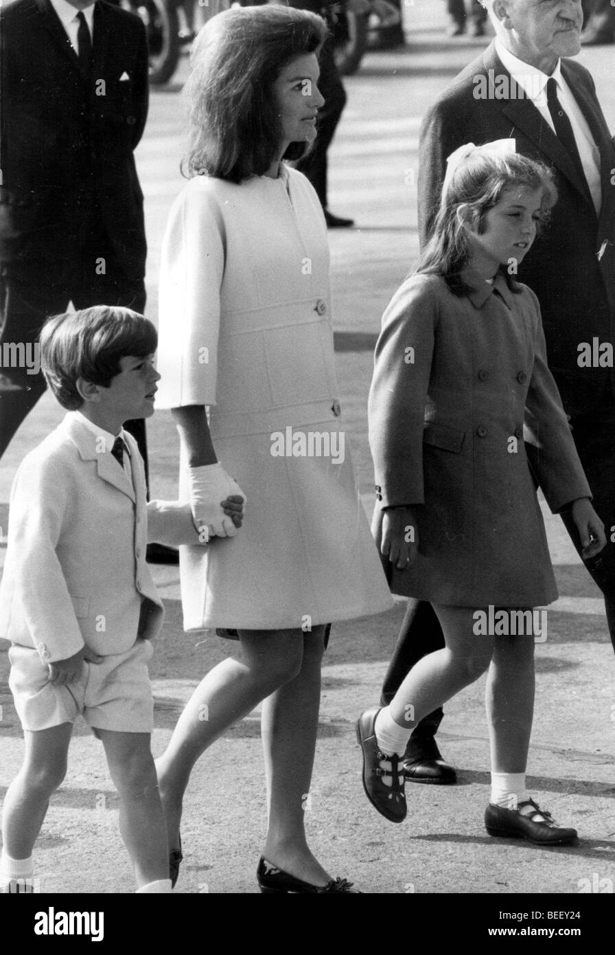 1003034 (900324) Jacqueline ( ) di Jackie Kennedy, mit ihren Kinder Sohn John F. (Fitzgerald Kennedy Junior (6 Jahre) und Tochter Foto Stock