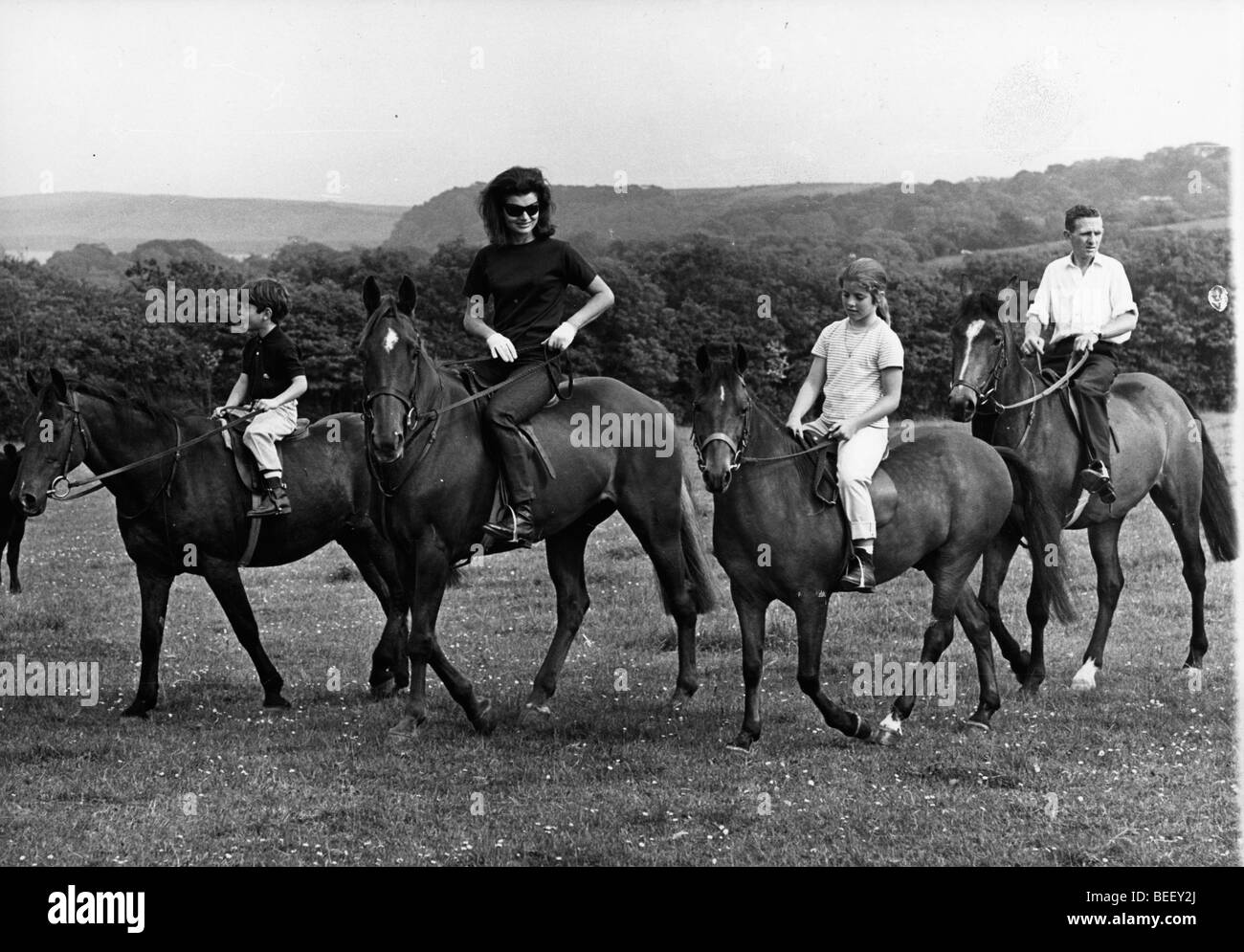 Jacqueline Kennedy in sella ai cavalli nel paese con i suoi bambini Foto Stock