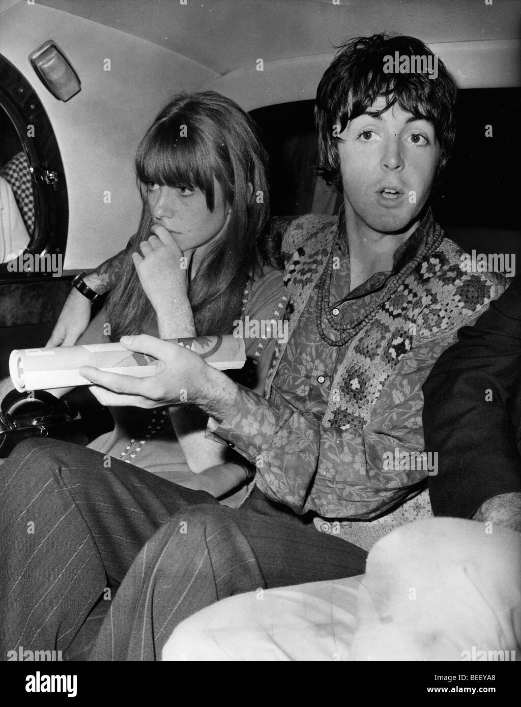 I Beatles Paul McCartney e Jane Asher lasciare India Foto Stock