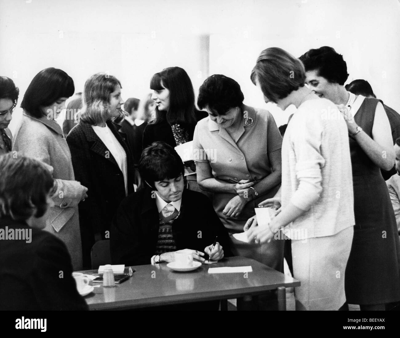 Il cantante dei Beatles Paul McCartney firma autografi a un arresto carrello Foto Stock