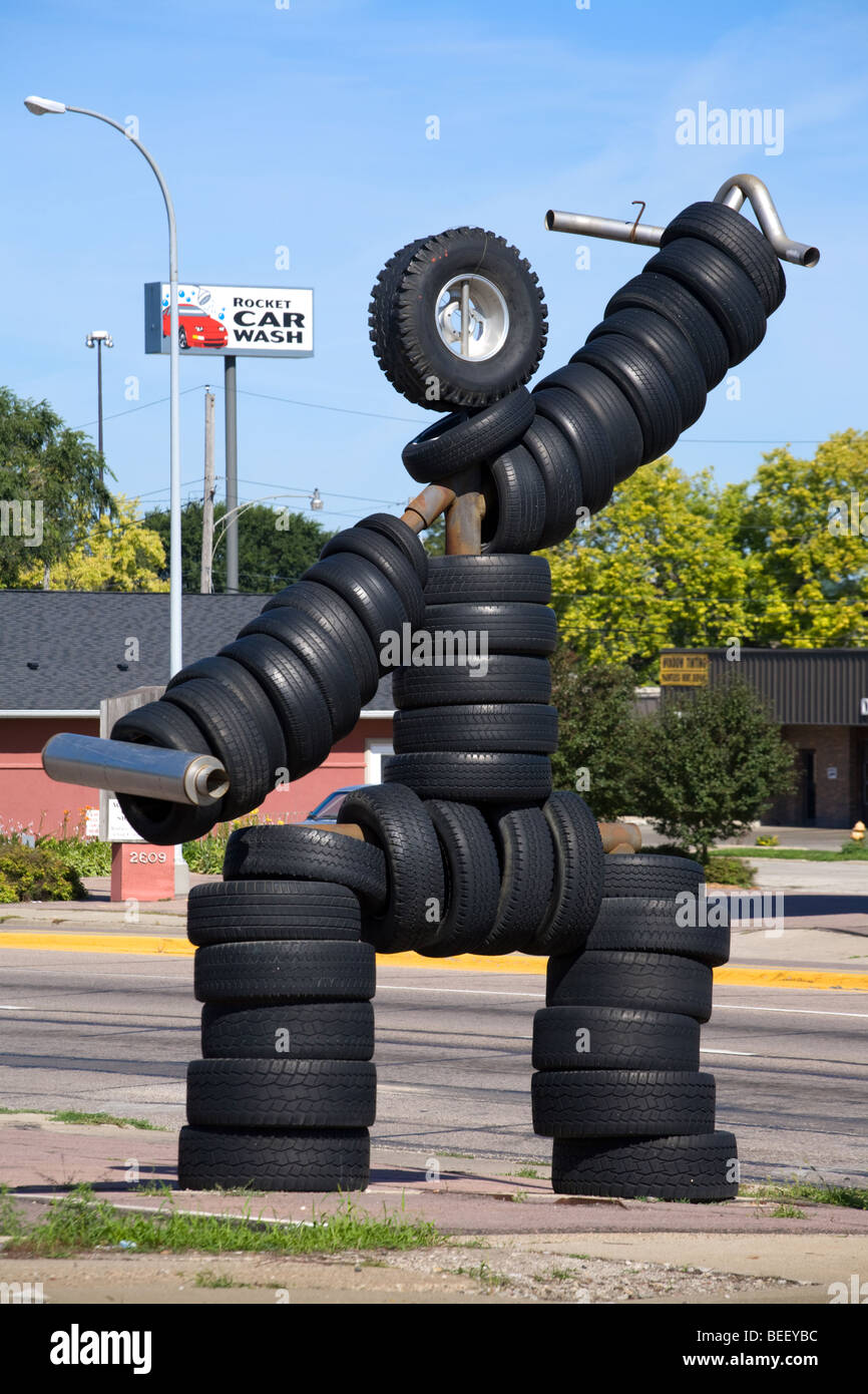 Un pneumatico uomo, route 20 nella città di Sioux, Iowa Foto Stock