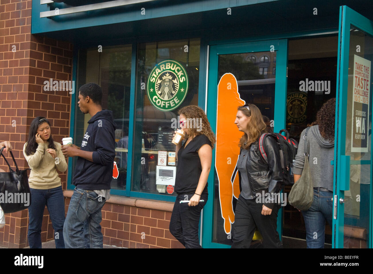 Un Starbucks coffee shop in New York Foto Stock