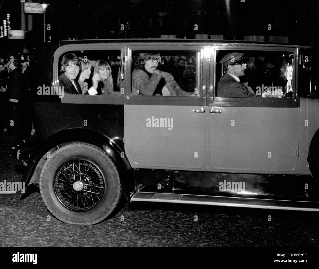 I Beatles in auto dopo la premiere del film Foto Stock