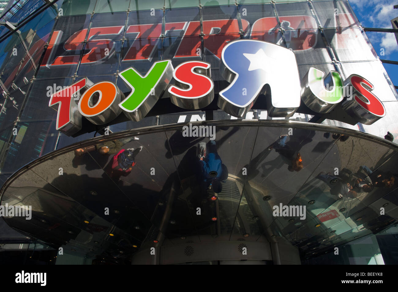 Gli acquirenti di lasciare il Toys "R" Us store in Times Square Foto Stock