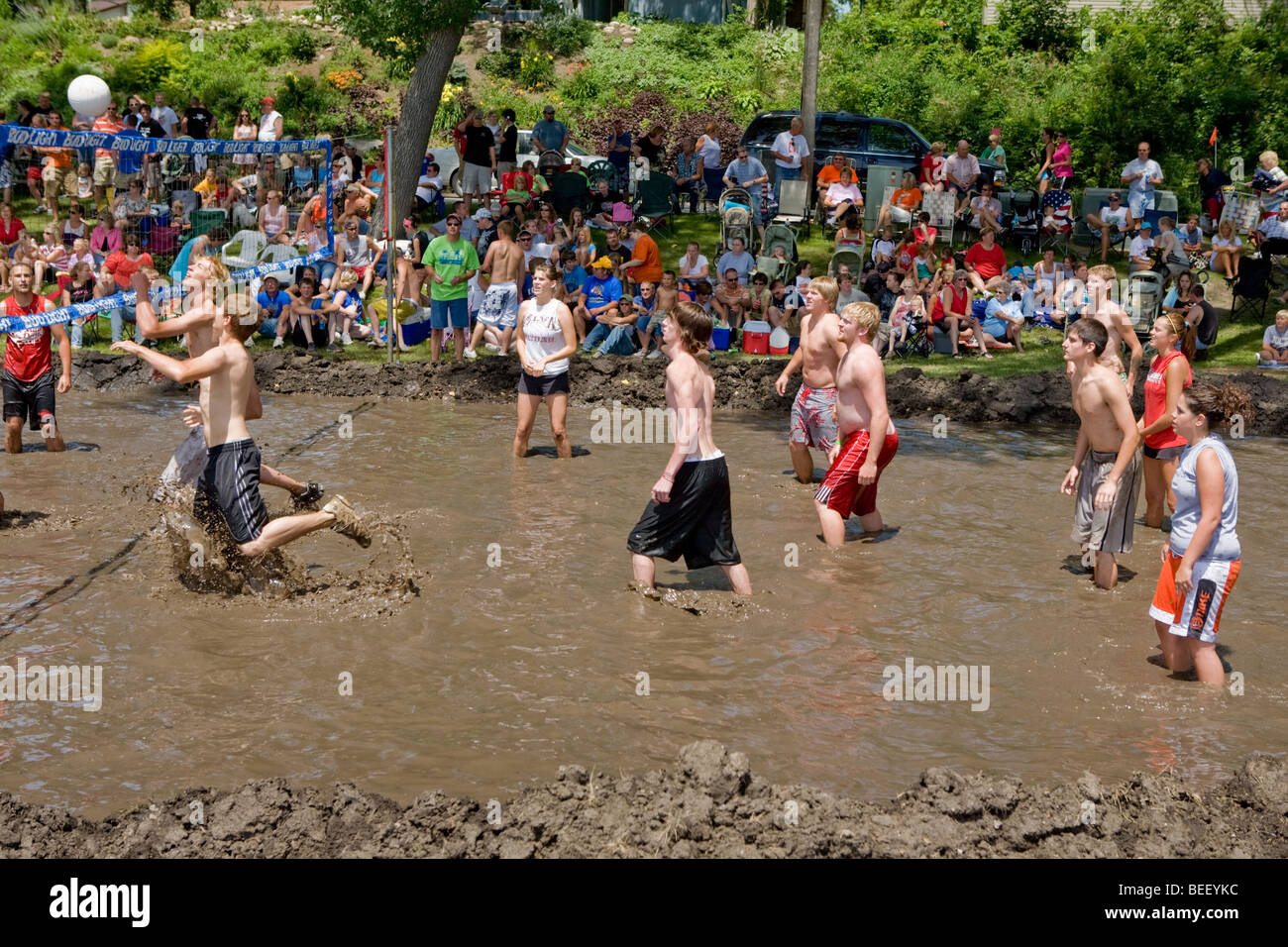 Il fango pallavolo gioco ad un festival dell'acqua in Lakeview, Iowa Foto Stock