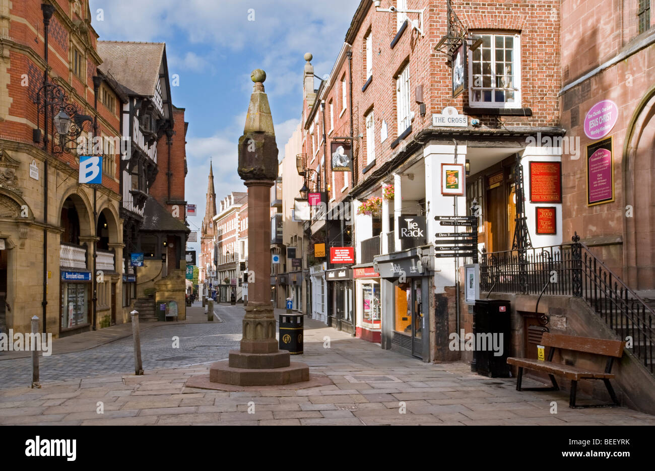 L'antica croce e le righe di Area dello Shopping in Bridge Street, Chester, Cheshire, Inghilterra, Regno Unito Foto Stock