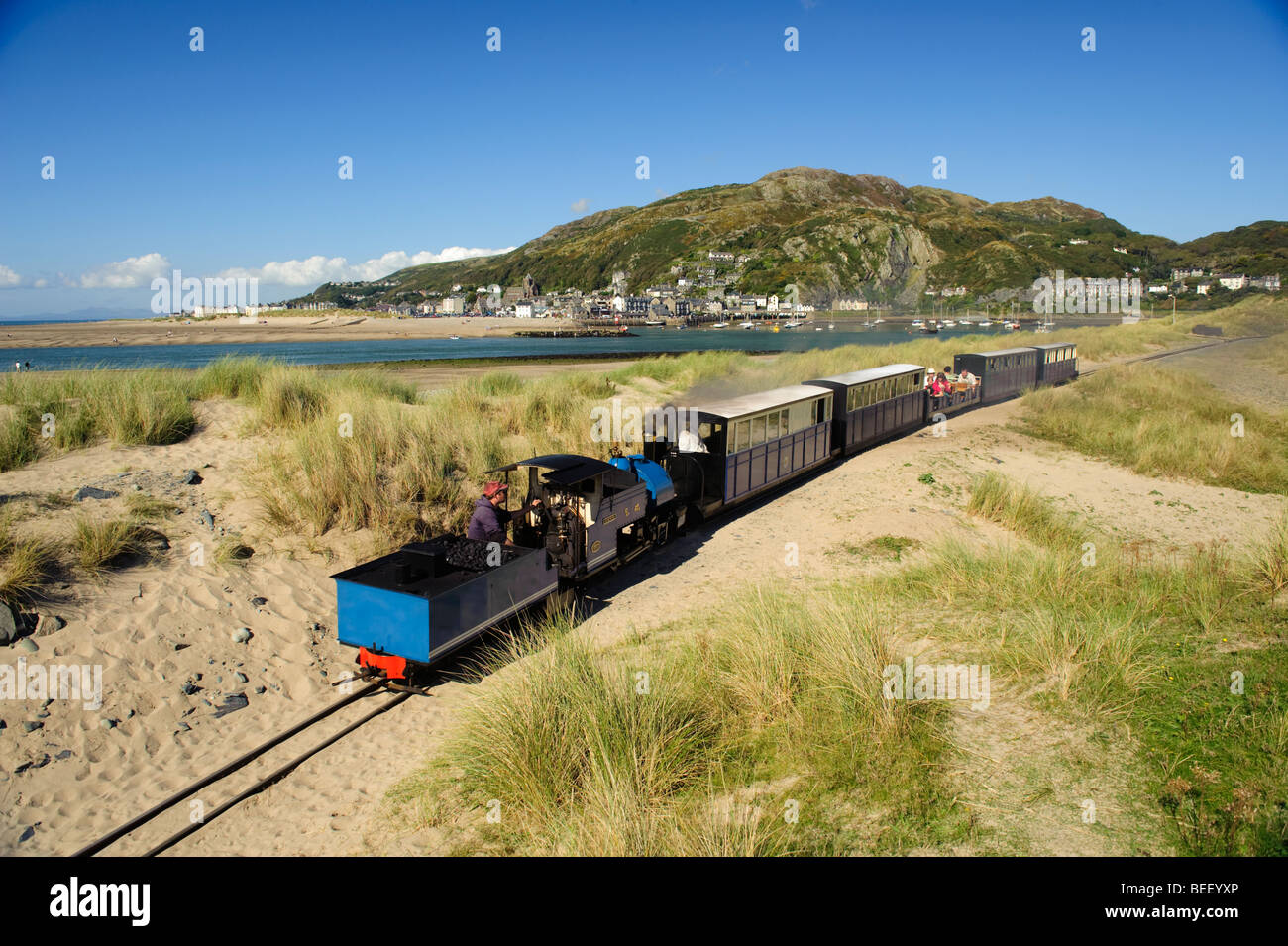 La miniatura Fairbourne Steam Railway e Barmouth, Mawddach Estuary, Parco Nazionale di Snowdonia, Gwynedd, North Wales UK Foto Stock