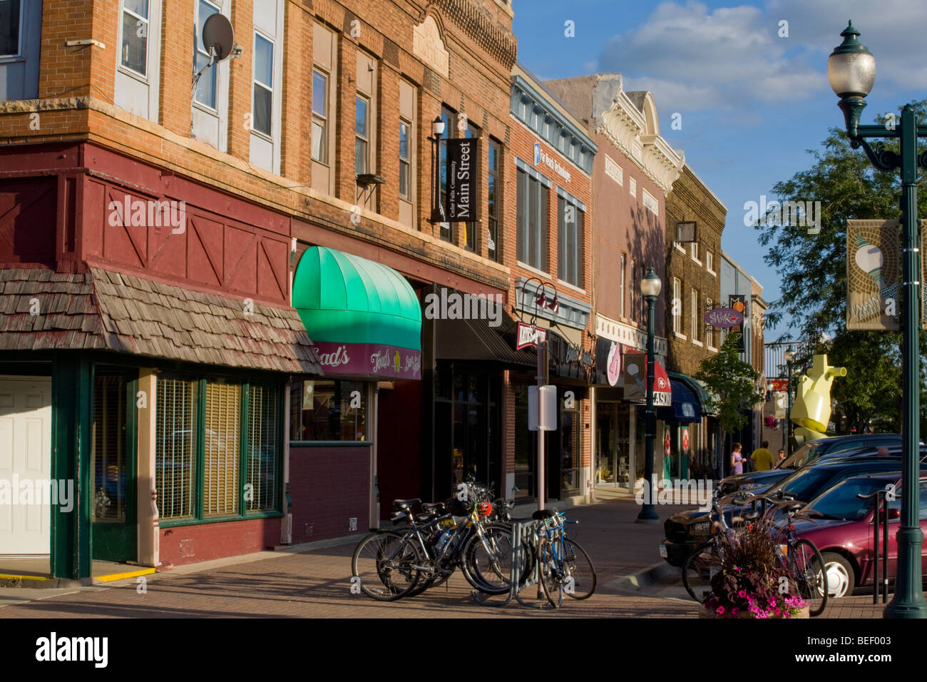 Main Street, storico quartiere degli affari di Cedar Falls, Iowa Foto Stock