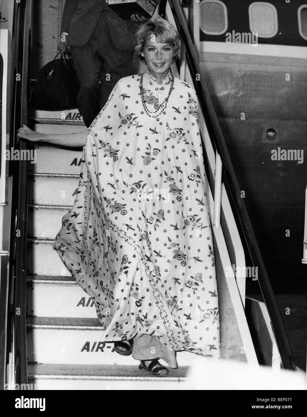 Mar 08, 1968; Londra, Inghilterra, Regno Unito; attrice Mia Farrow arrivando all'Aeroporto di Londra Heathrow al termine di due mesi Foto Stock