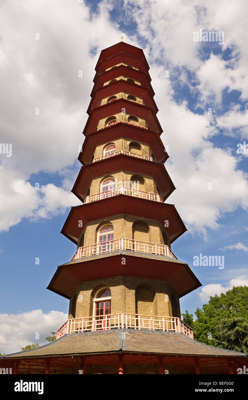 Verso l'alto vista della pagoda cinese in Kew Gardens. Foto Stock