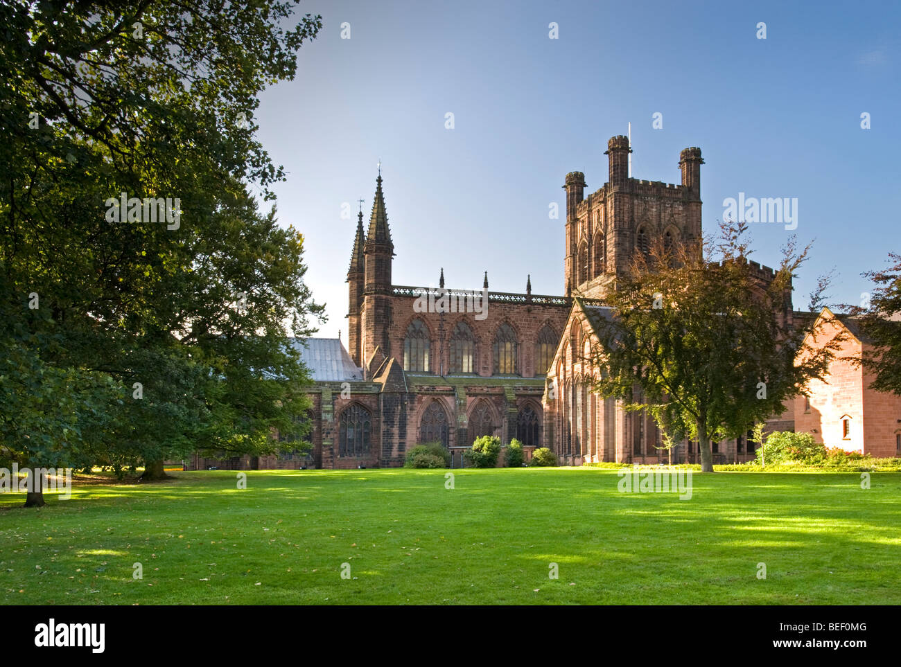 Chester Cathedral in tarda estate, Chester, Cheshire, Inghilterra, Regno Unito Foto Stock