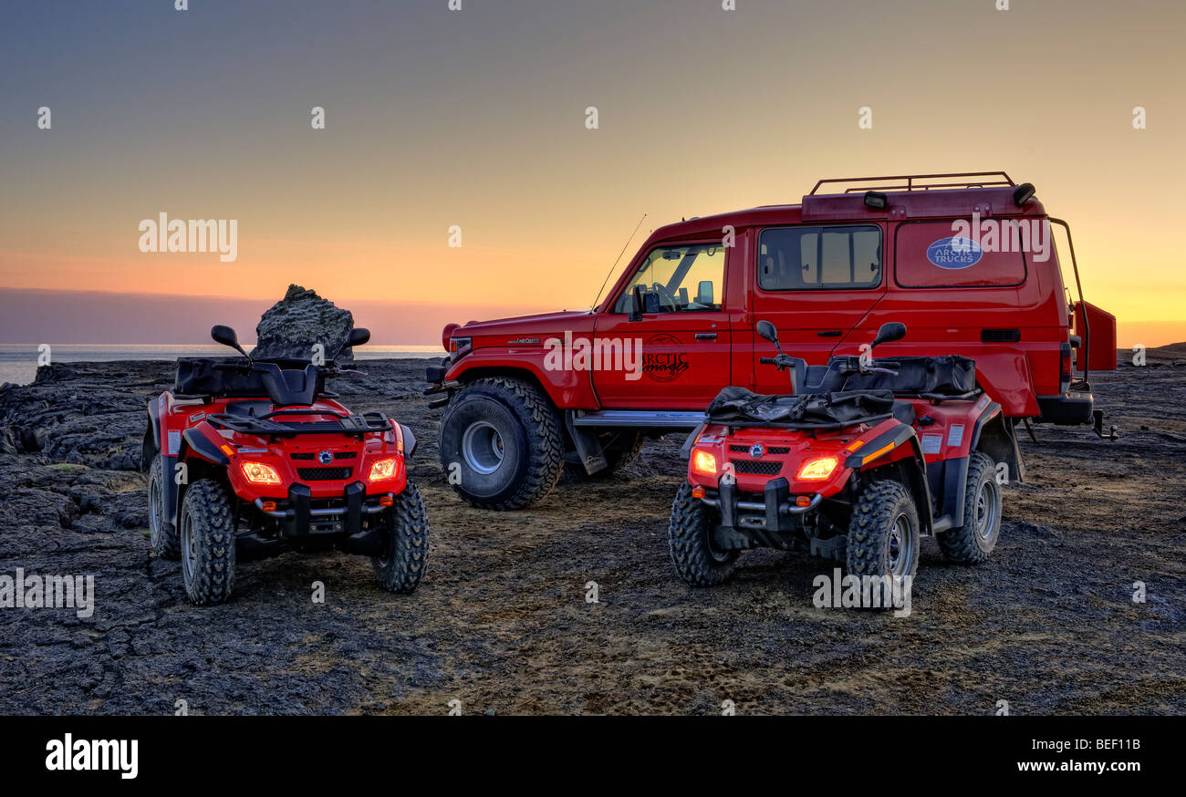A quattro ruote e di un SUV sulla roccia lavica penisola di Reykjanes, Islanda Foto Stock