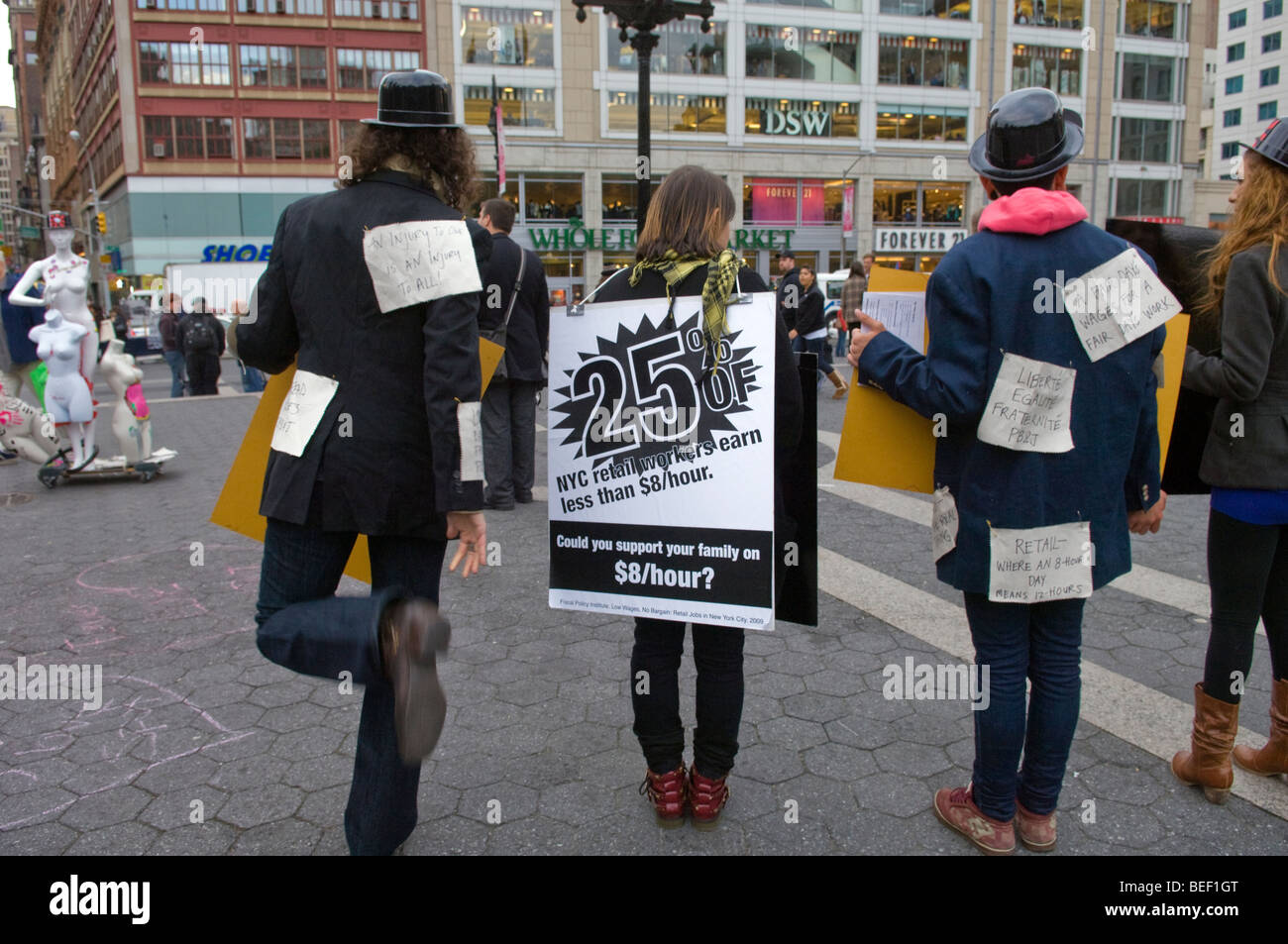 Soci lavoratori della vendita al dettaglio del progetto di azione presente Retailing 14th Street in Union Square Park di New York Foto Stock