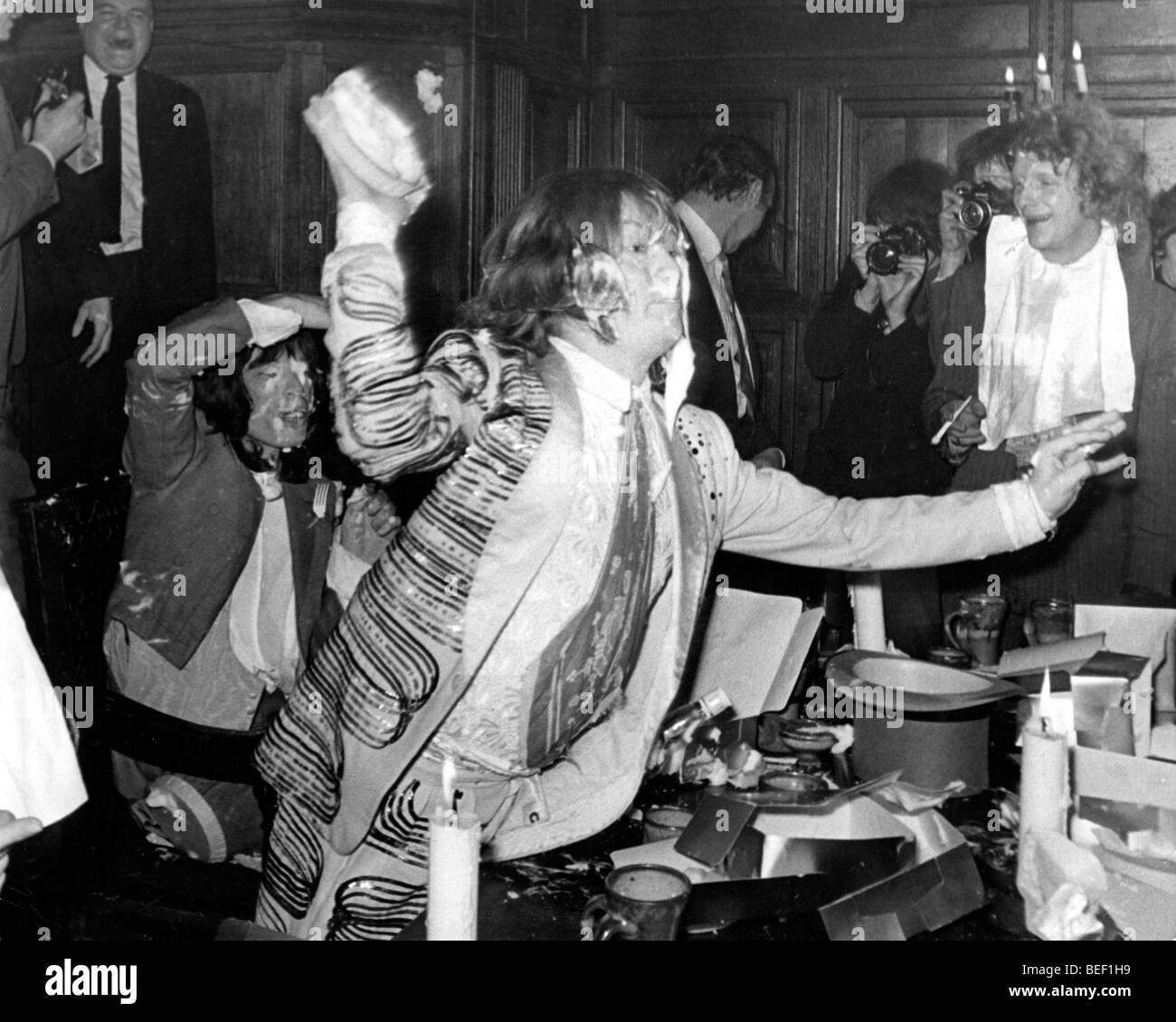 5534204 (900324) Brian Jones (1942 - 1969) , britischer Musiker , Gitarrist der Rolling Stones , bei einer Tortenschlacht auf Foto Stock