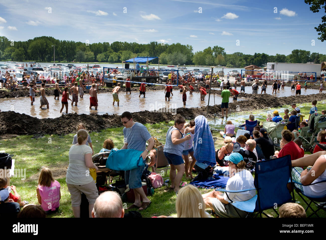 Il fango pallavolo gioco ad un festival dell'acqua in Lakeview, Iowa Foto Stock