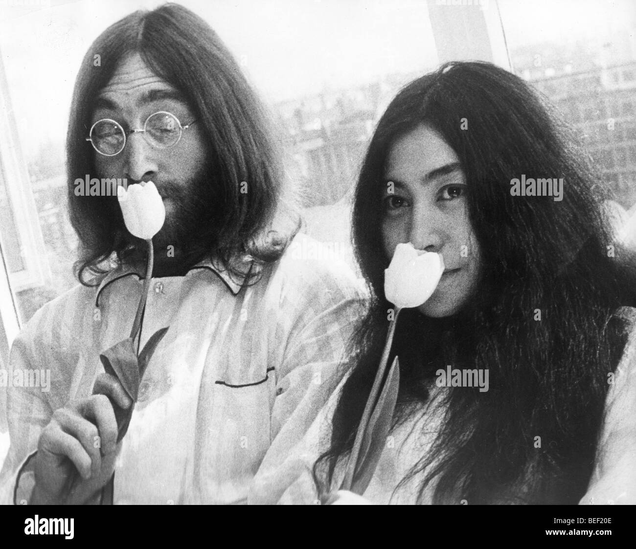 Beatle John Lennon e Yoko Ono sentire il profumo dei fiori Foto Stock