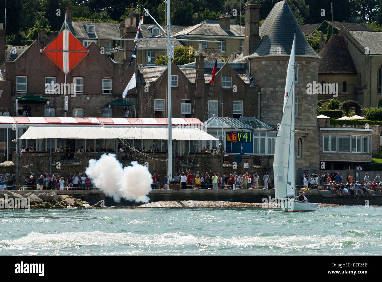 Classe audace termina presso il Royal Yacht Squadron con canon fire a Cowes Week 2009, Isola di Wight, England, Regno Unito Foto Stock