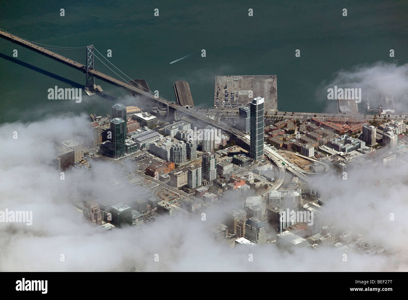 Vista aerea sopra una collina di Rincon bay bridge di 'San Francisco Bay' attraverso la nebbia Foto Stock