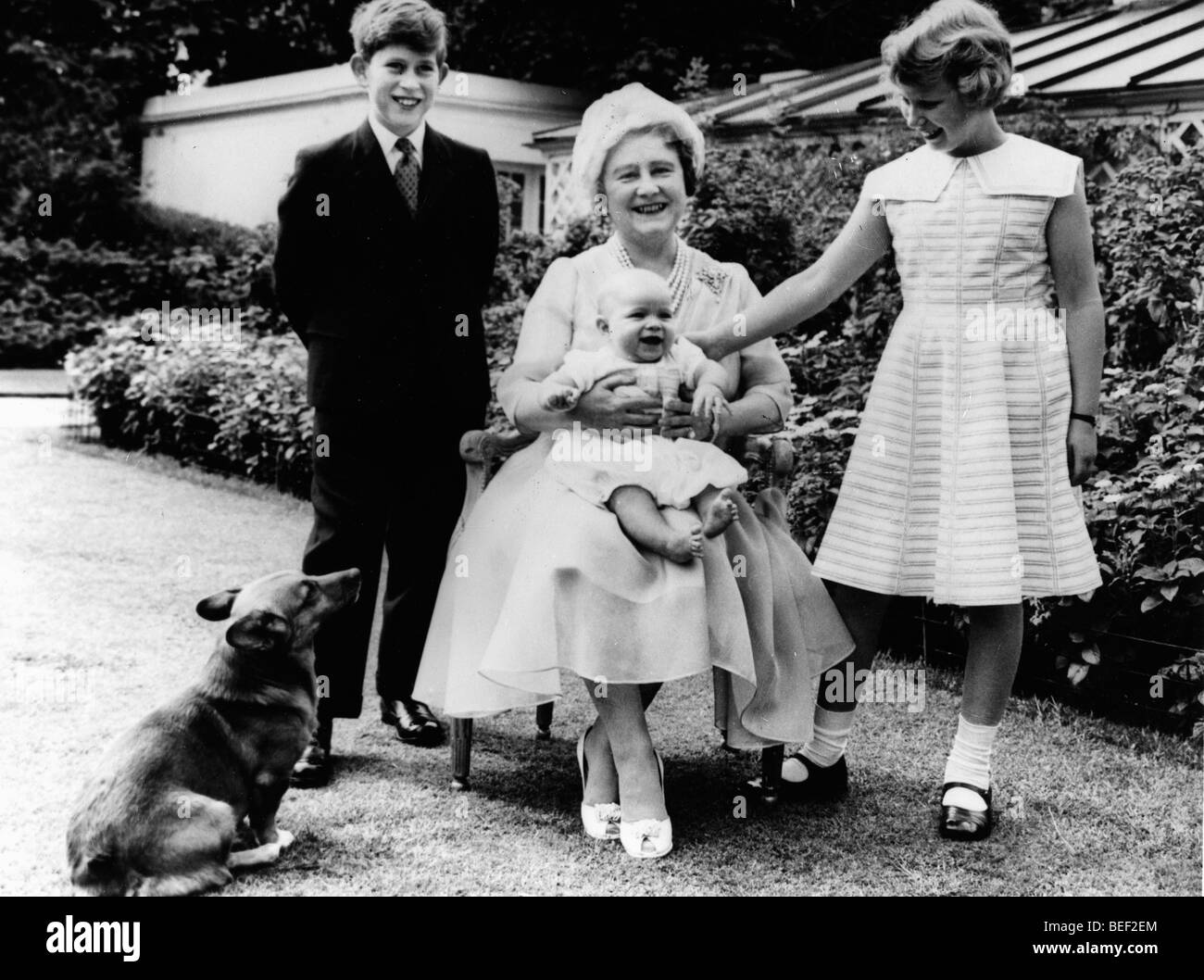 La regina madre, Elizabeth Bowes-Lyon, con i suoi nipoti il Principe Carlo, Princess Anne, e il principe Andréj nel 1961. Foto Stock