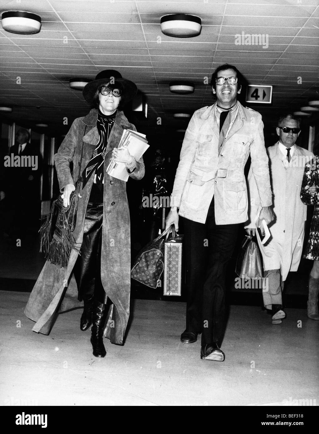 Nov 16, 1969; Londra, UK; attrice Jane Fonda con mio marito Direttore, Roger Vadim camminando attraverso l'aeroporto di Heathrow. Foto Stock