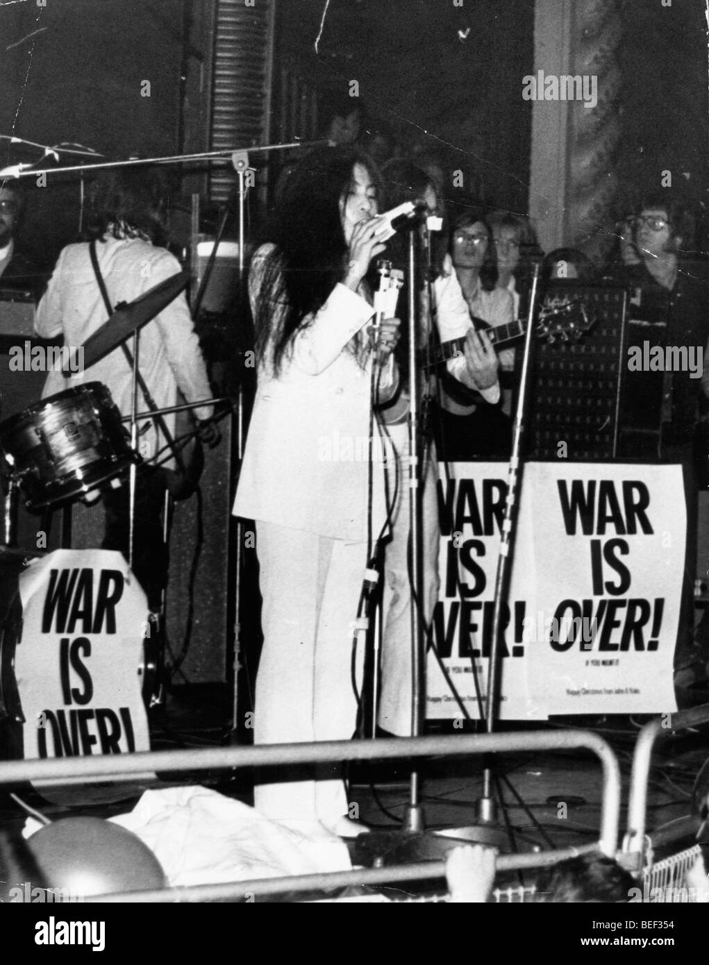 Artista Yoko Ono si esibisce in concerto di beneficenza Foto Stock