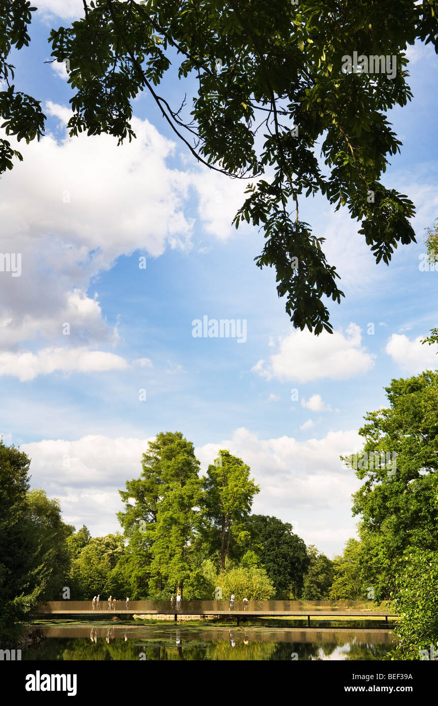 Vista della Sackler attraversando il lago in Kew Gardens. Foto Stock