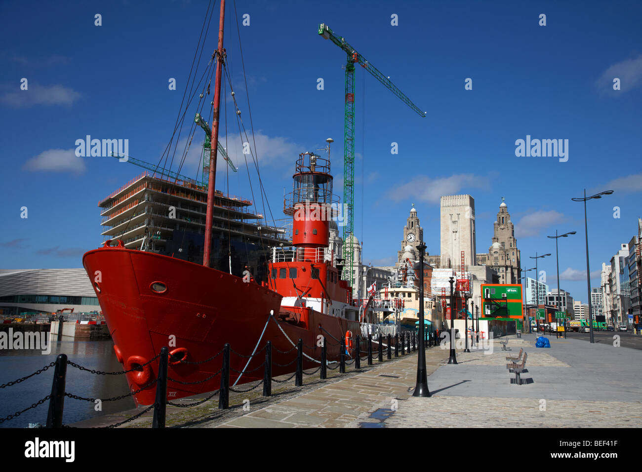 Lightship ancorato in albert dock nel centro di Liverpool con il nuovo museo essendo costruito dietro Merseyside England Foto Stock