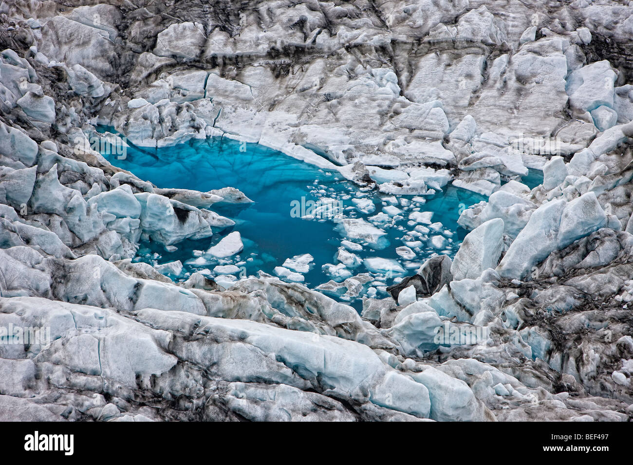 Vista aerea di pompaggio modelli glaciale, Jokulsarlon, Breidamerkurjokull, Vatnajokull calotta di ghiaccio, Islanda Foto Stock