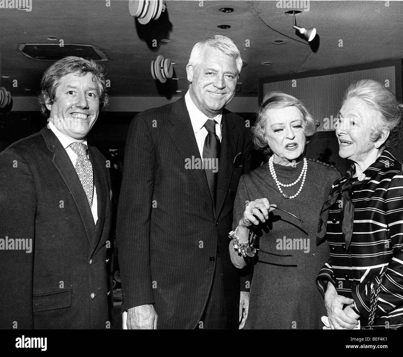 Attori Cary Grant e Bette Davis a un evento Foto Stock