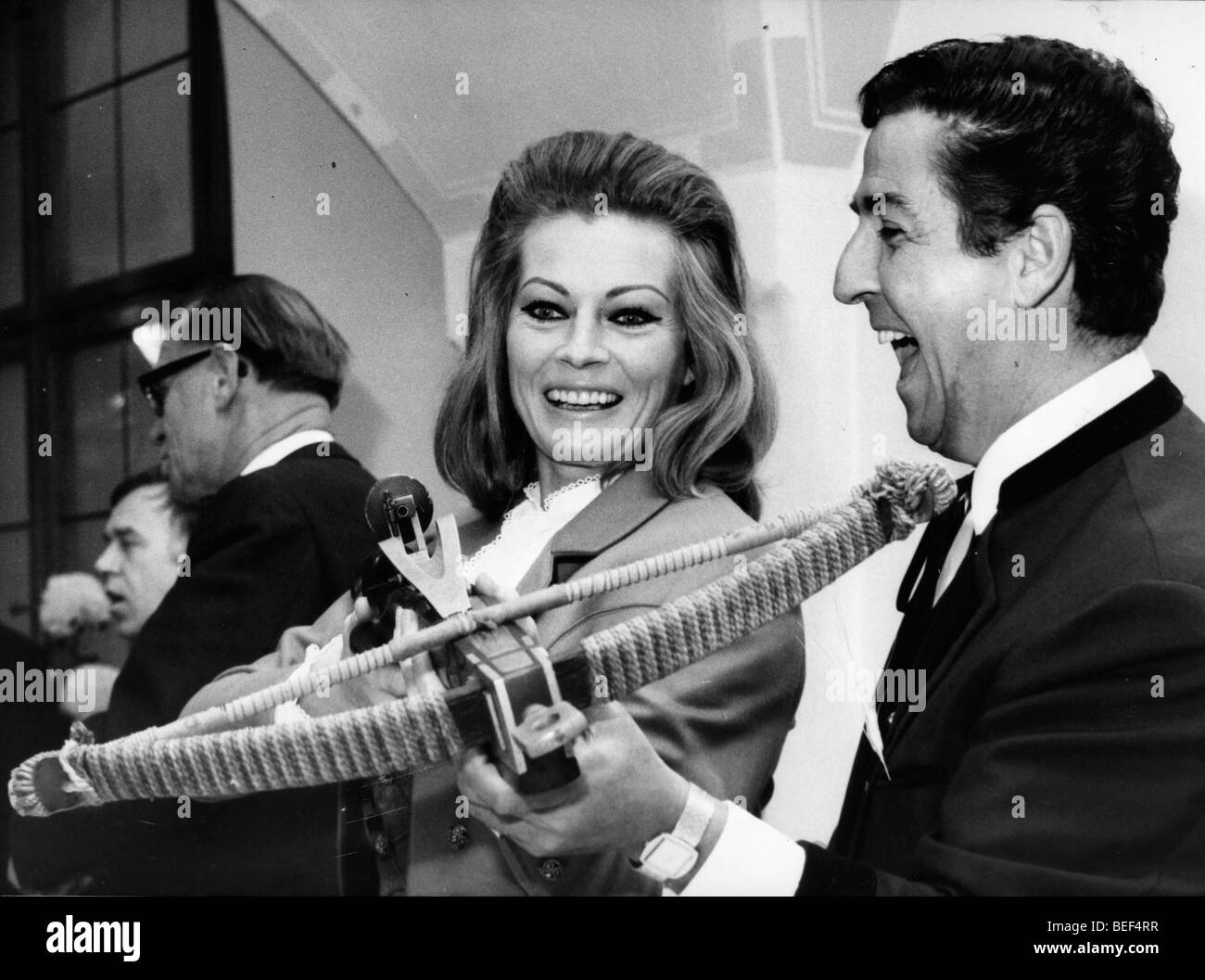 L'attrice svedese Anita Ekberg detiene una balestra. Foto Stock