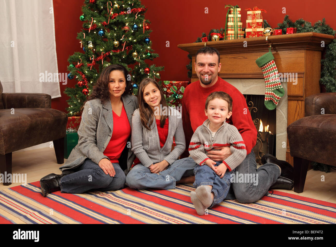 Ritratto di famiglia da albero di Natale Foto Stock