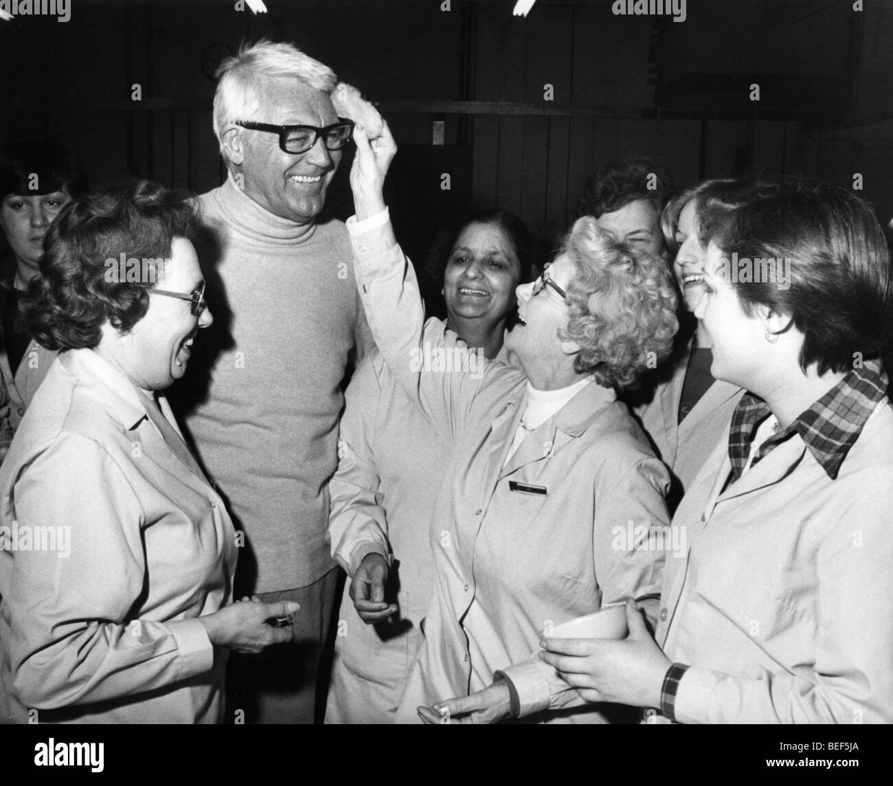 5081844 (900324) Cary Grant, amerikanischer Schauspieler und Unternehmer, mit Mitarbeiterinnen des Kosmetikkonzern Faberge. ', Foto Stock