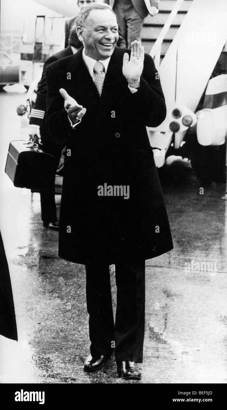 Il cantante Frank Sinatra arriva a Londra Foto Stock