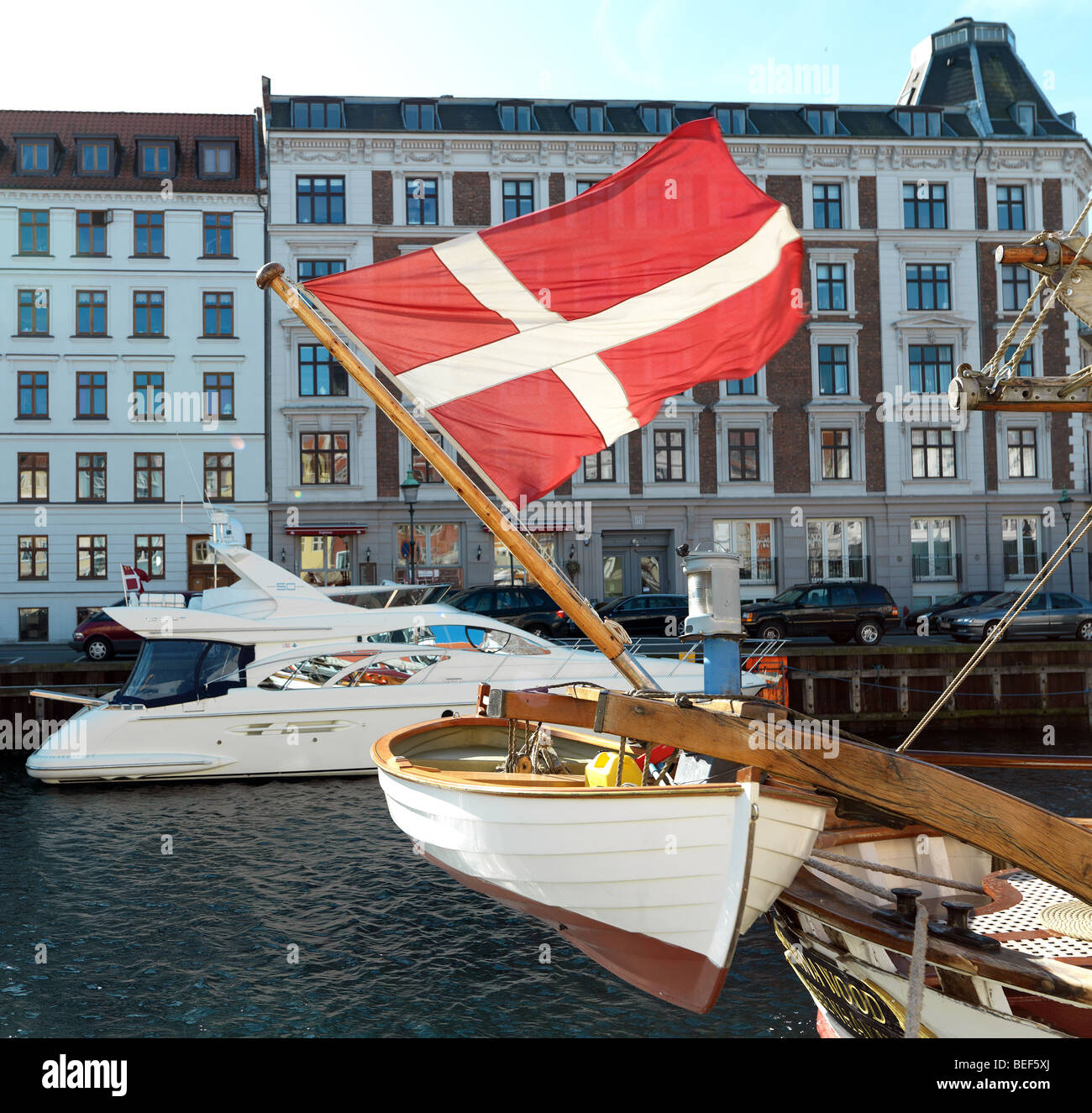 Una bandiera danese a una nave di Nyhavn, Copenhagen, Danimarca di fronte agli edifici il 6 agosto 2009. Foto Stock