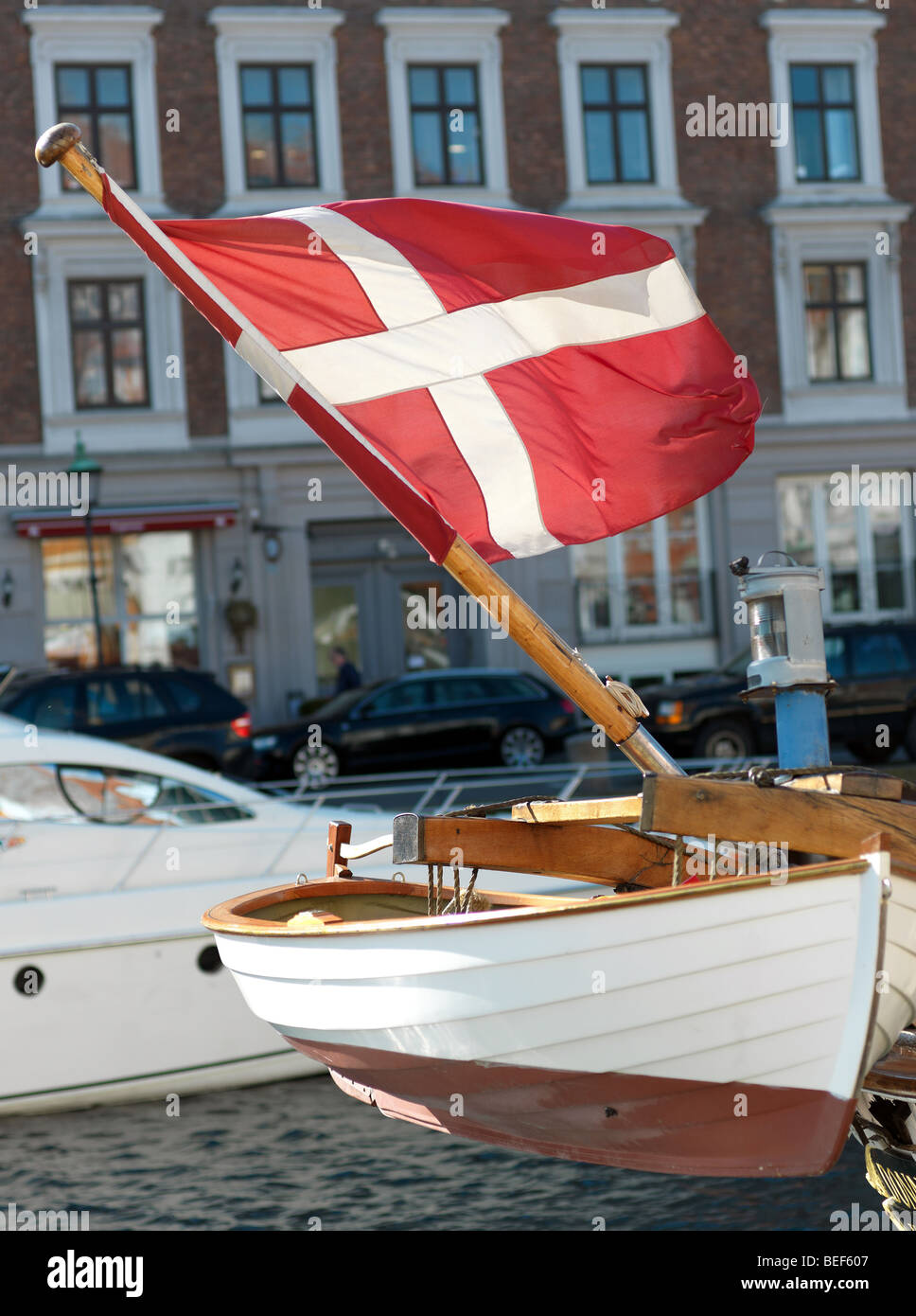 Una bandiera danese a una nave di Nyhavn, Copenhagen, Danimarca di fronte agli edifici il 6 agosto 2009. Foto Stock