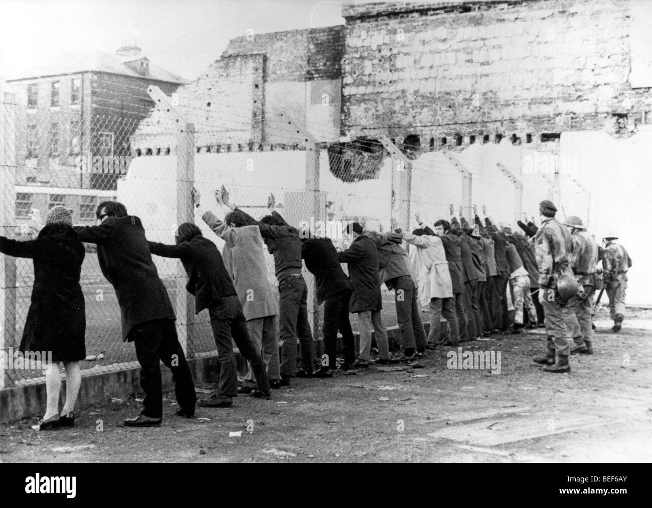 5211275 (900324) Nordirland-Konflikt , domenica sanguinante , festgenommene katholische Demonstranten vor einem Zaun, von britischen Foto Stock