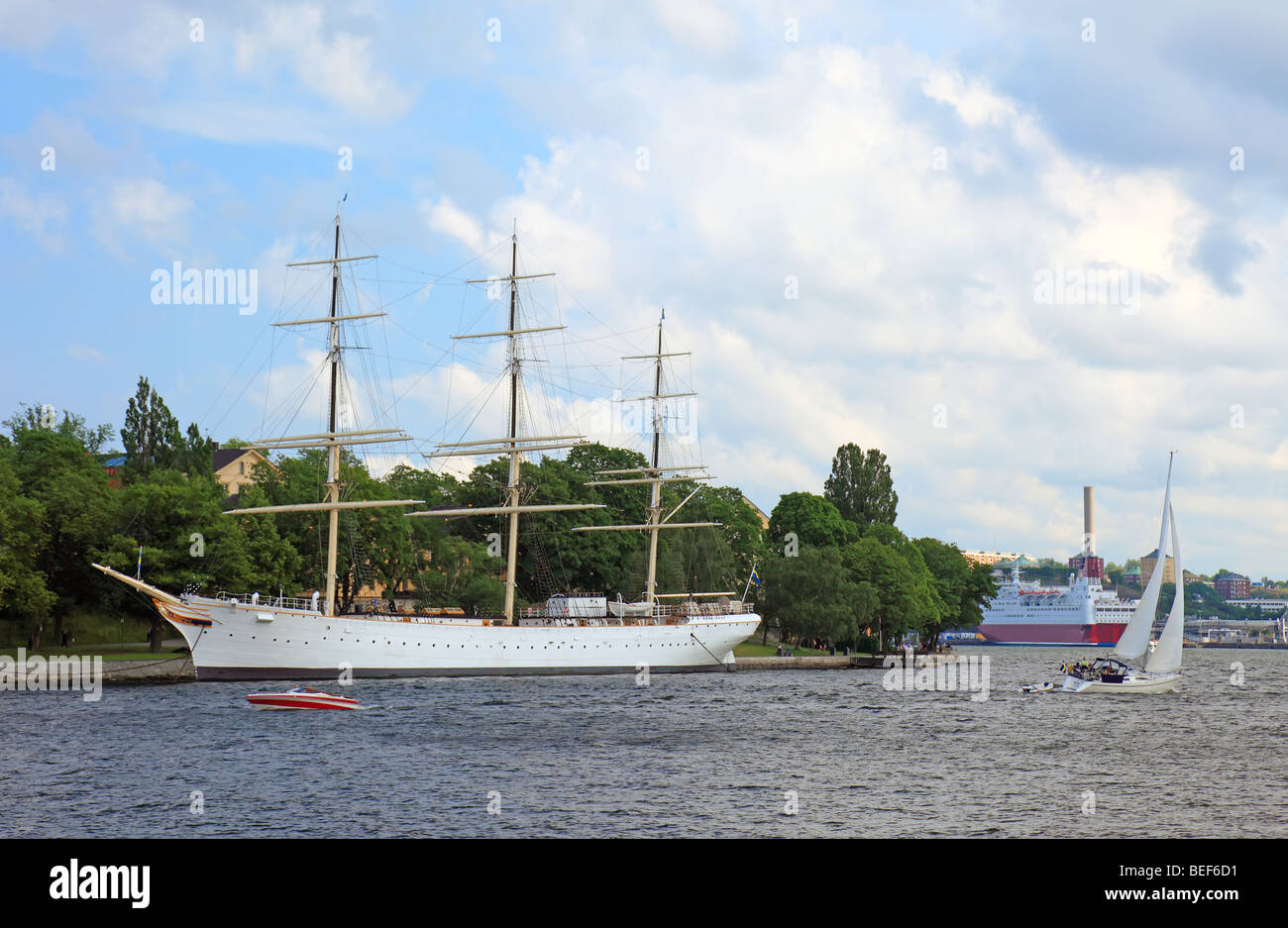 Navi e barche nel porto di Stoccolma, Svezia. Foto Stock