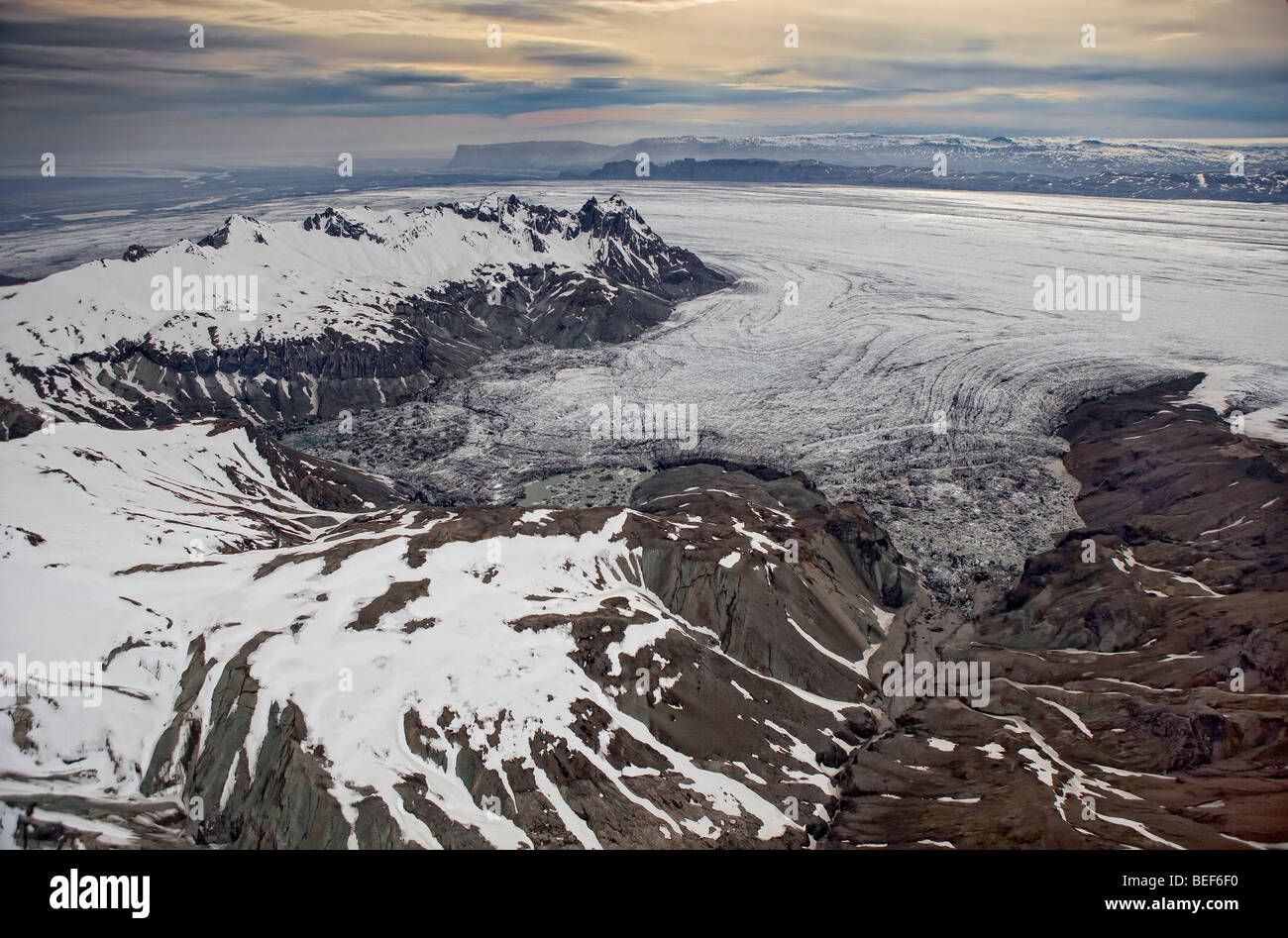 Vista aerea di pompaggio modelli glaciale, Vatnajokull calotta di ghiaccio, Islanda Foto Stock