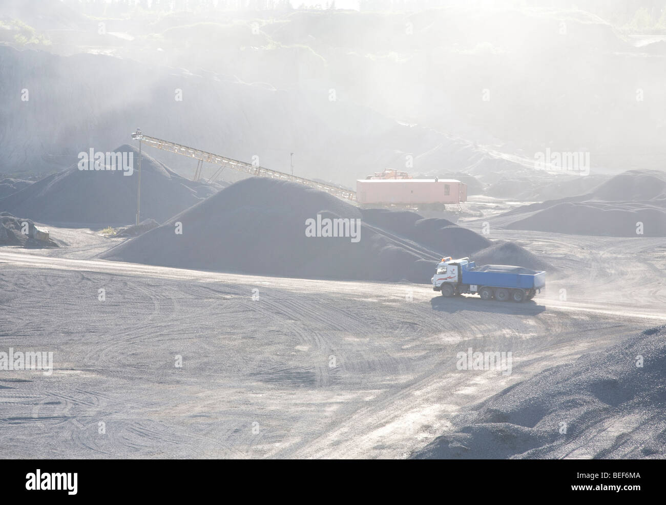 Autocarro il trasporto di ghiaia sul fondo di una cava di pietra , Finlandia Foto Stock