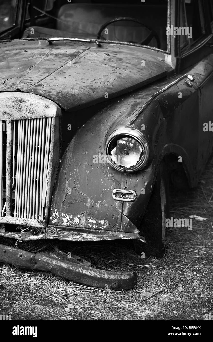 Vecchia auto lasciata a riposo da qualche parte in Samos - Grecia Foto Stock