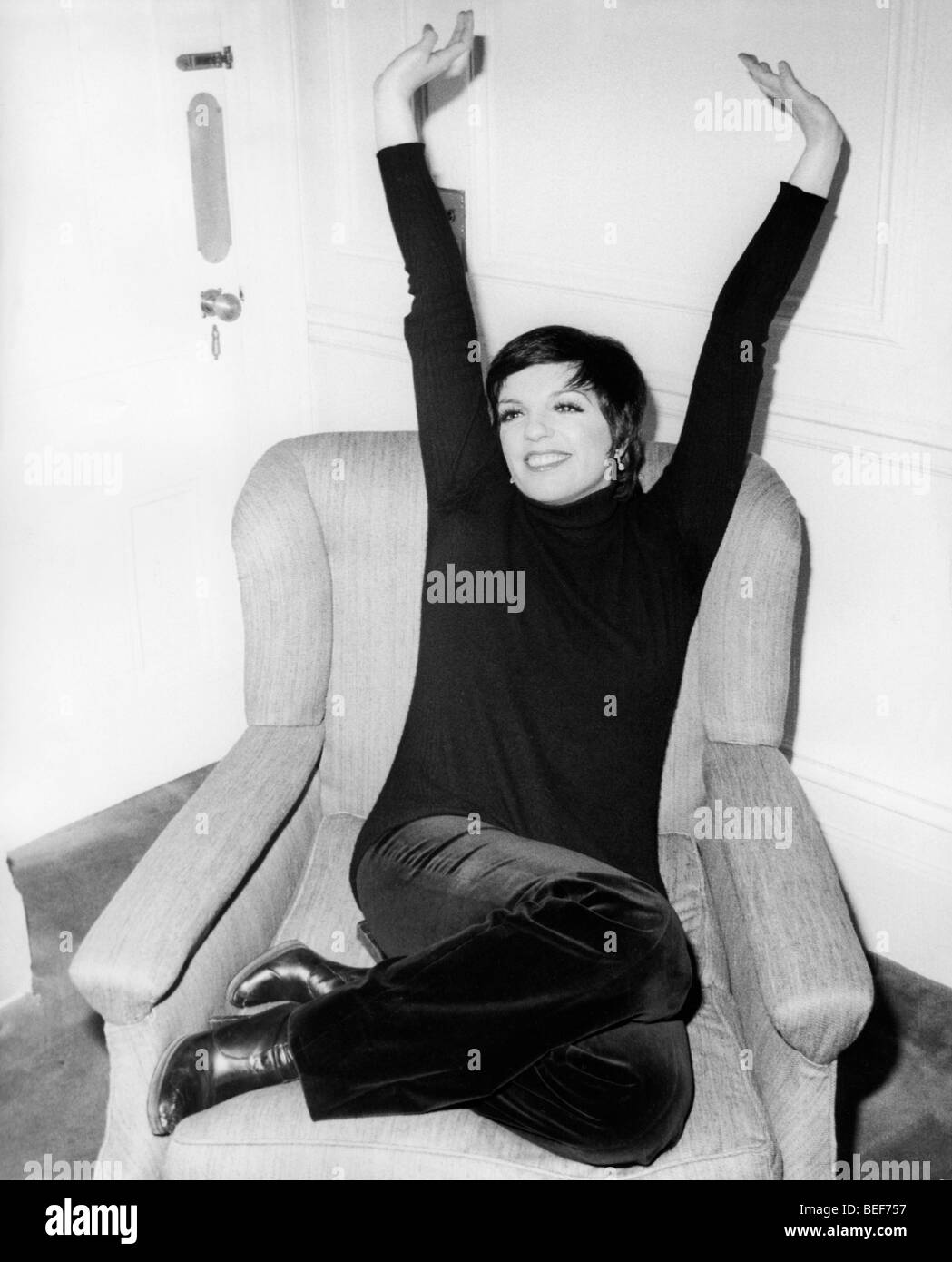5556532 (900324) Liza Minnelli, amerikanische S‰ngerin, und Schauspielerin, streckt sich auf einem Sessel w‰hrend einer Foto Stock