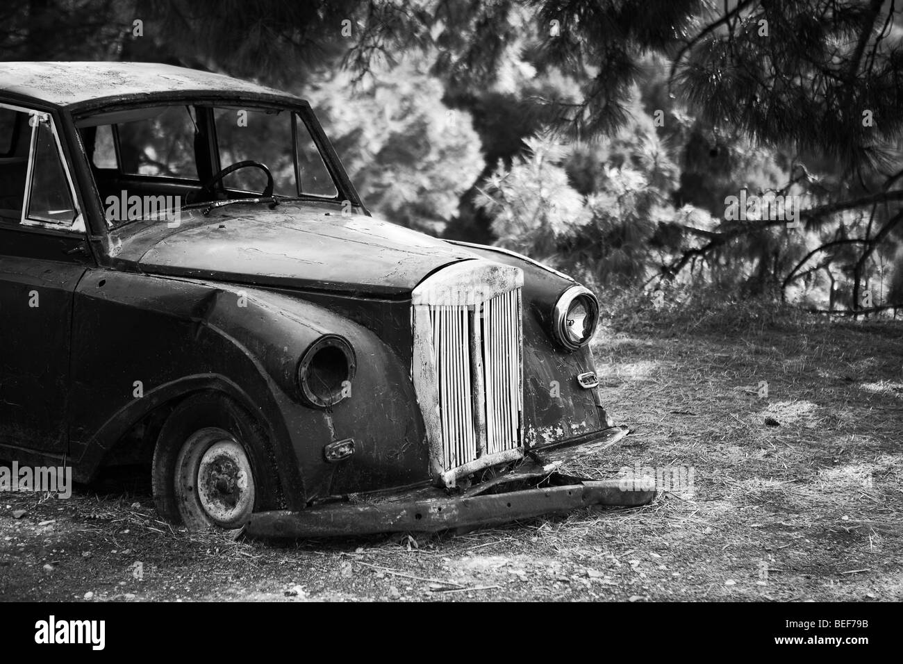 Vecchia auto nera lasciato a riposo nella natura dell'isola di Samos, Grecia Foto Stock
