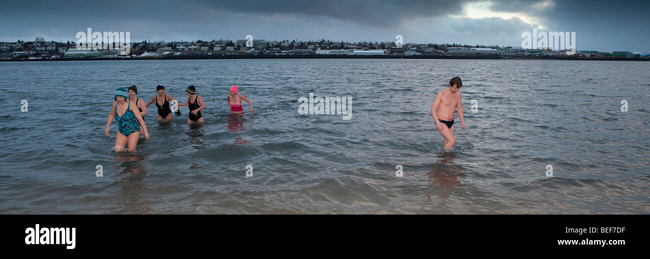 Nuoto in mare durante il festival di inverno, Nautholsvik, Reykjavik, Islanda Foto Stock