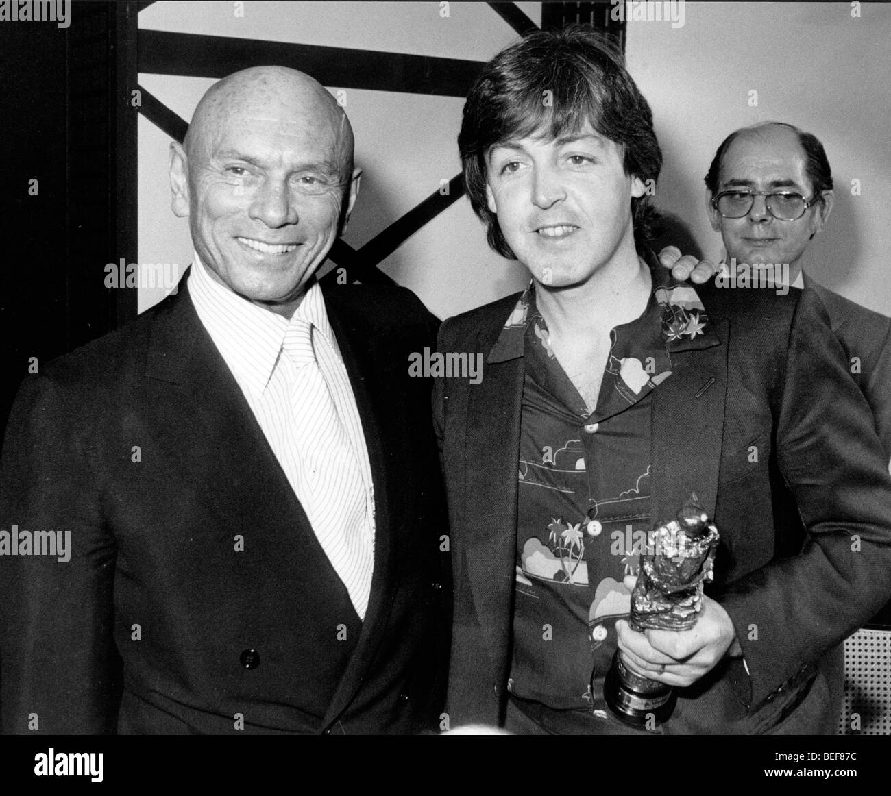 Attore Yul Brynner presenta Paul McCartney con award Foto Stock