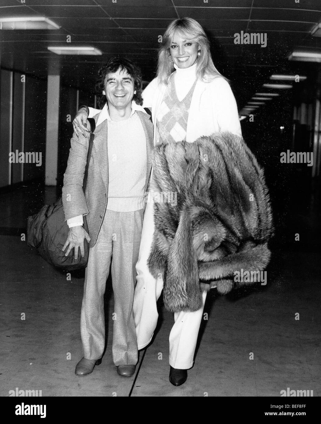 Oct 01, 1980; Londra, UK; attore DUDLEY MOORE (Aprile 19, 1935 - Marzo 27, 2002) e la sua fidanzata SUSAN ANTON che arrivano a Londra Foto Stock